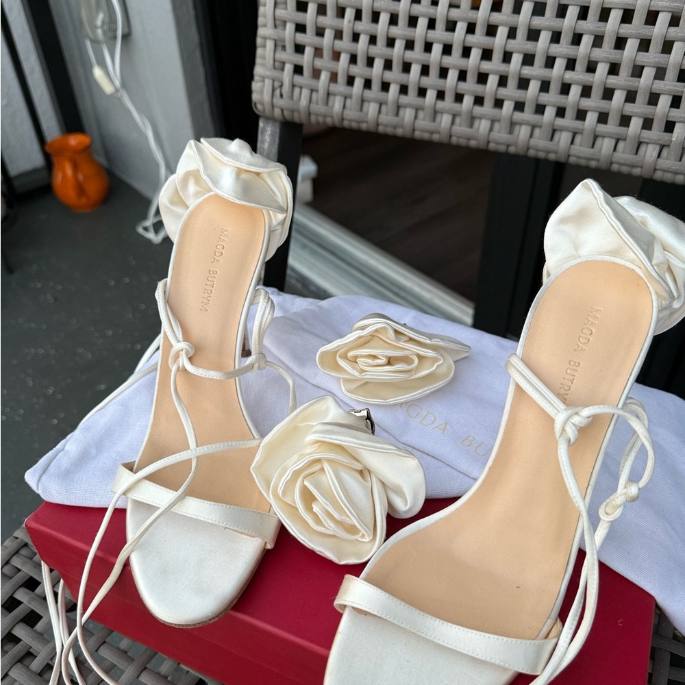 MAGDA BUTRYM
Off-White Double Flower Heeled Sandals - Picture 11 of 17